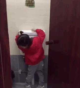 3岁女儿*拍偷**照流出，微信群全炸了：你怎么把孩子教成这样了？！