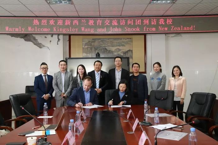 新西兰基督城凯思中学国际部主任KingsleyWang和国立西方理工学院校长JohnSnook到简阳中学交流