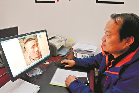 丝丝细雨，如泣如诉点点烛光，为他而明！