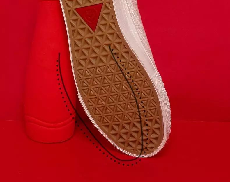 卫衣搭配牛仔裤和小白鞋,卫衣搭配黑大衣小白鞋男生