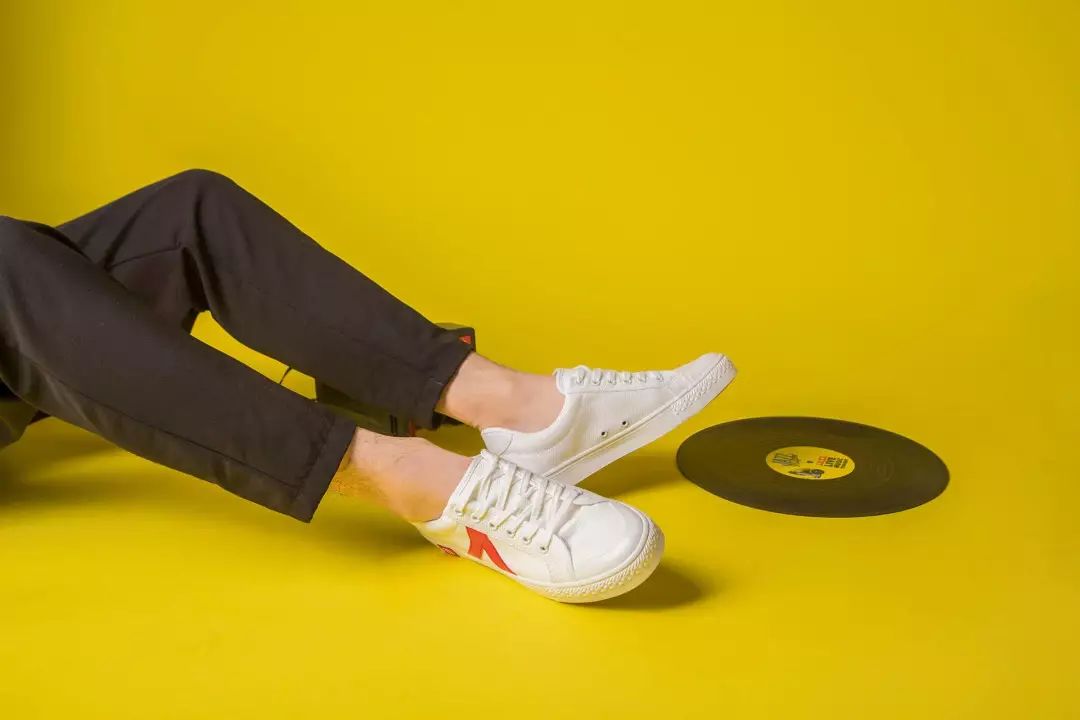 卫衣搭配牛仔裤和小白鞋,卫衣搭配黑大衣小白鞋男生