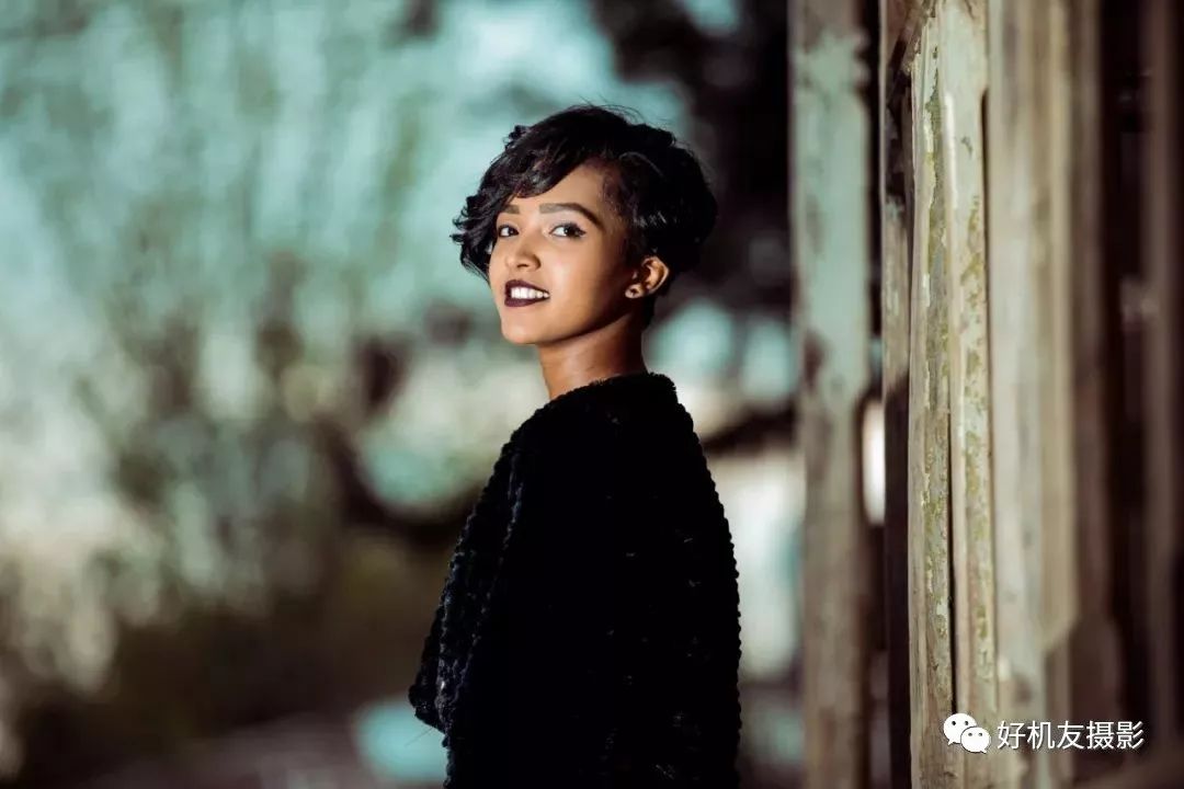 内置闪光灯和外置闪光灯的对比,闪光灯自带配件使用方法