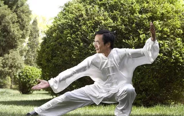 爬行运动专家讲解,中老年适合爬行运动