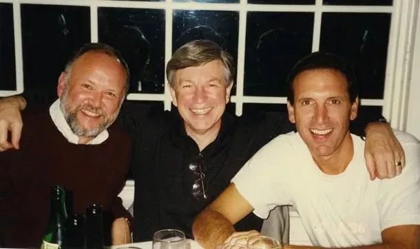 从*血卖**男孩到6000亿商业帝国，他却只想扳倒特朗普？