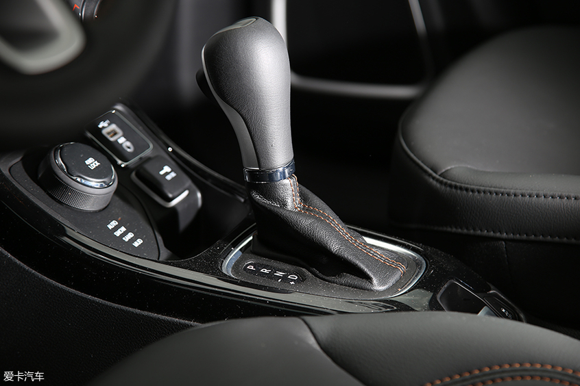 全新jeep指南者四缸1.3t介绍,四驱强油耗高测试新款jeep指南者