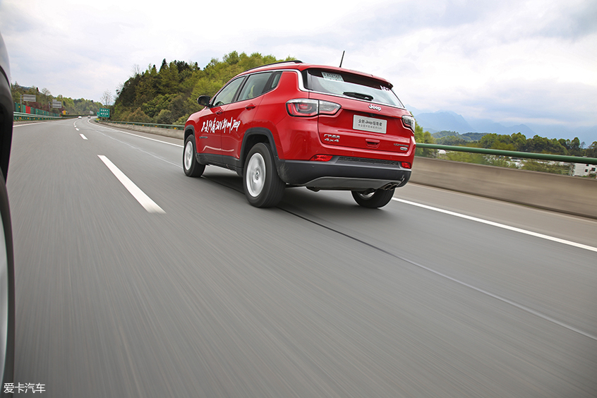 全新jeep指南者四缸1.3t介绍,四驱强油耗高测试新款jeep指南者