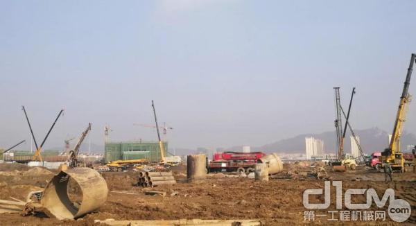 全地面大型起重机徐工超级工程,徐工2400吨吊车现场