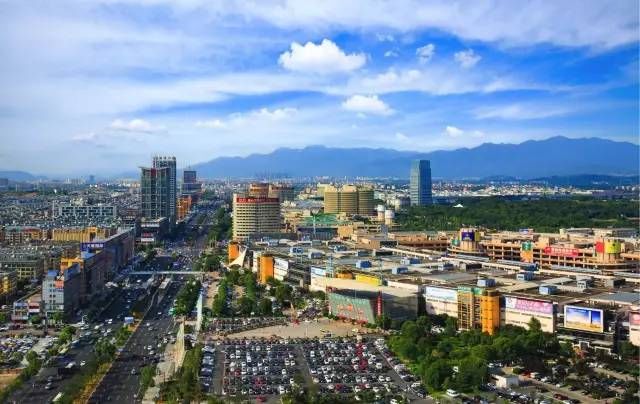 数亩农庄+颐养2.0+育华系，宋卫平说，这个桃李春风有点不一样