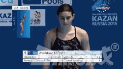 正经GIF囧图:女人不要和男人比骚,地铁上的泳装让人把持不住