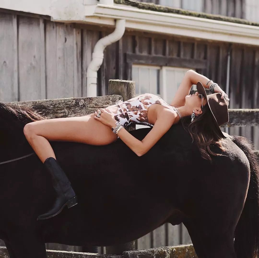 豹纹OUT，下一个C位印花轮到奶牛纹上场！