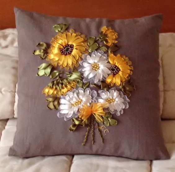 抱枕买个纯色的就够，这样缝几针，要多美有多美！