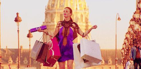 月薪4千买了2万的包，丈夫怒斥妻子！网友吵翻：婚后钱该怎么花？