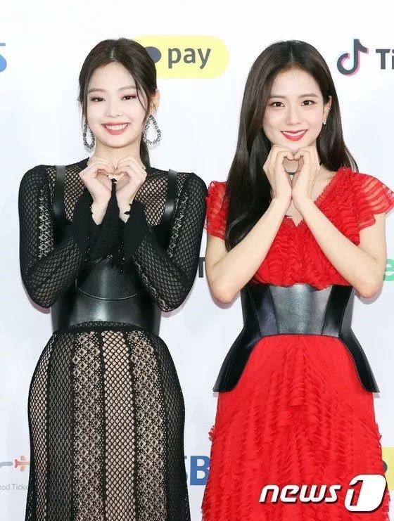 韩国小姐姐温柔白裙穿搭,穿制服很有气质的韩国小姐姐