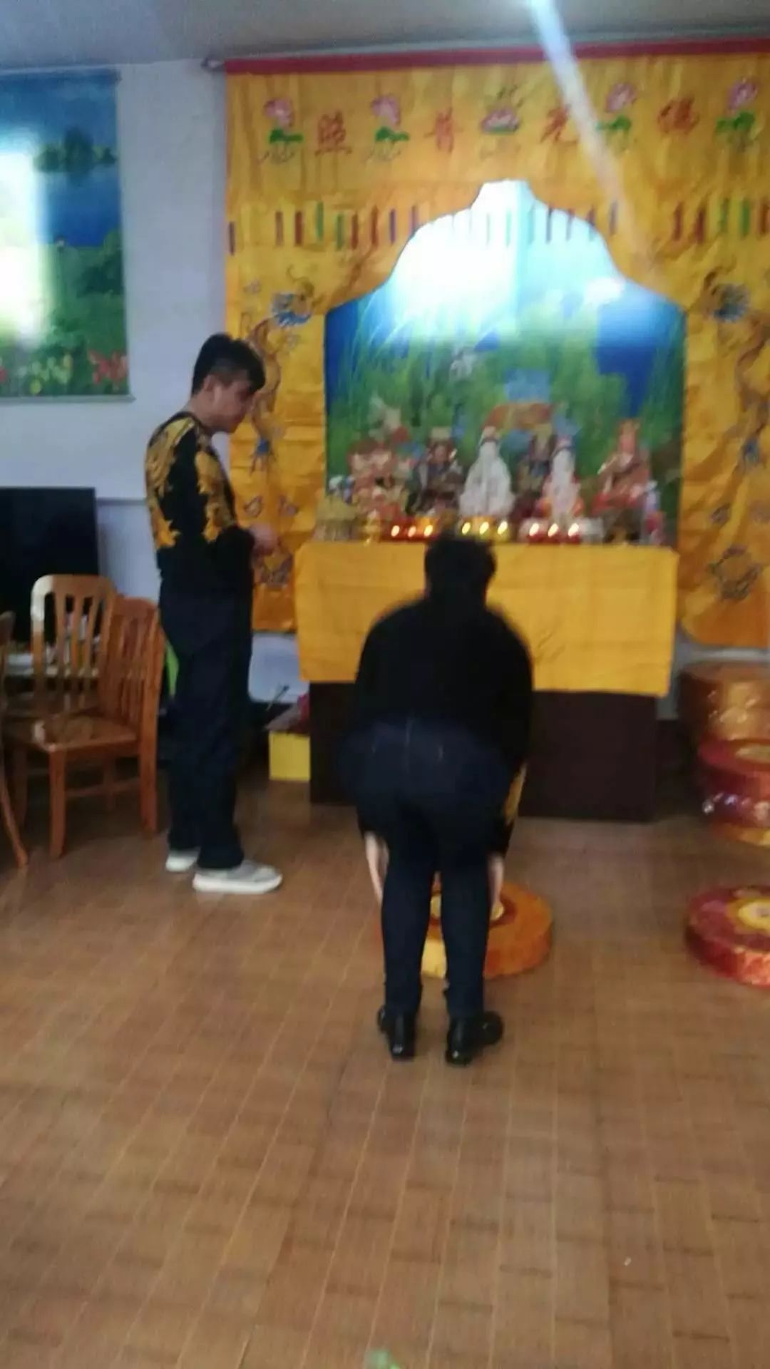 哺乳期妈妈被暴打后续,被妈妈罚跪在地上