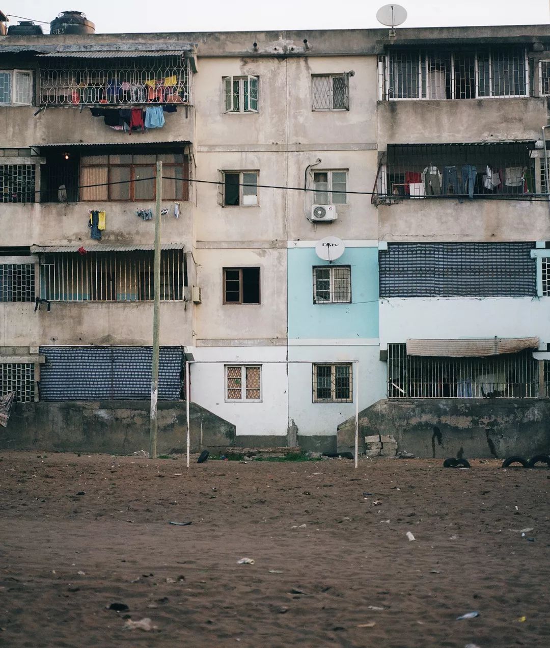 离开马普托之前，他将30件珍藏版球衣留给了非洲少年