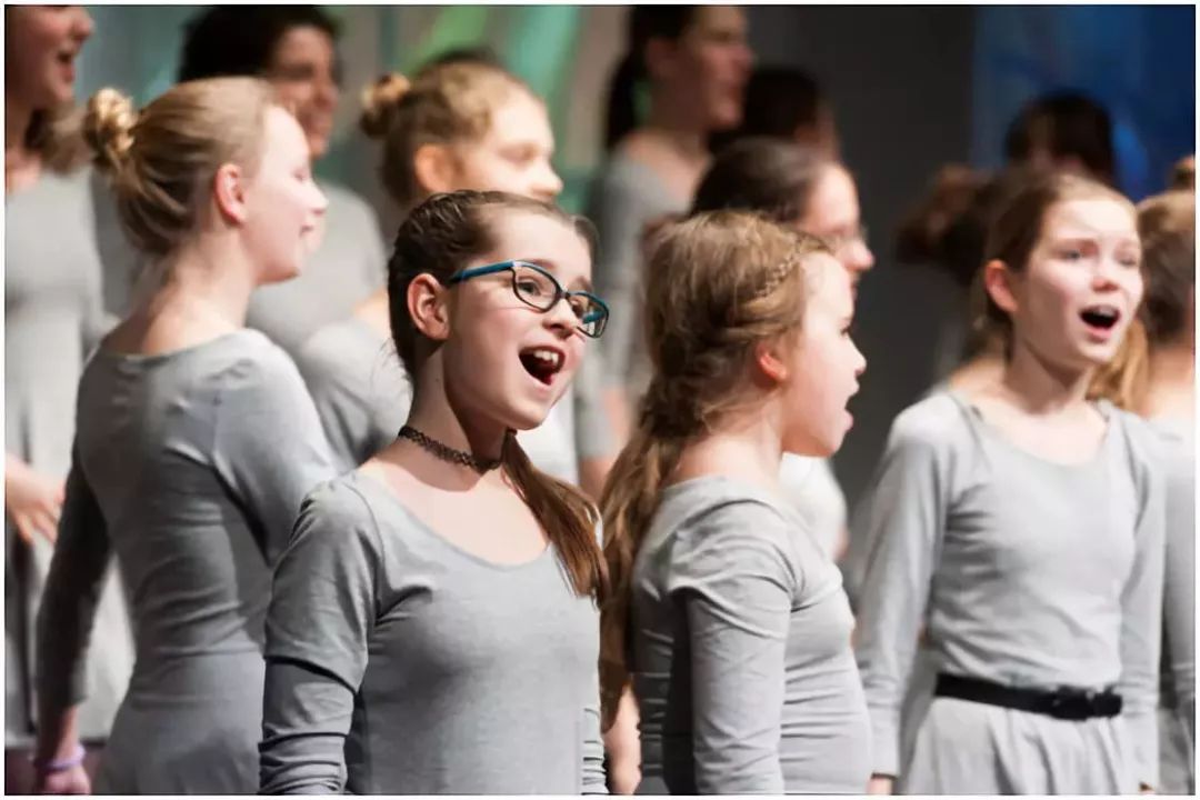 棰勫憡鑳屾櫙浜哄０闊充箰,棰勫憡闇囨捈闊充箰