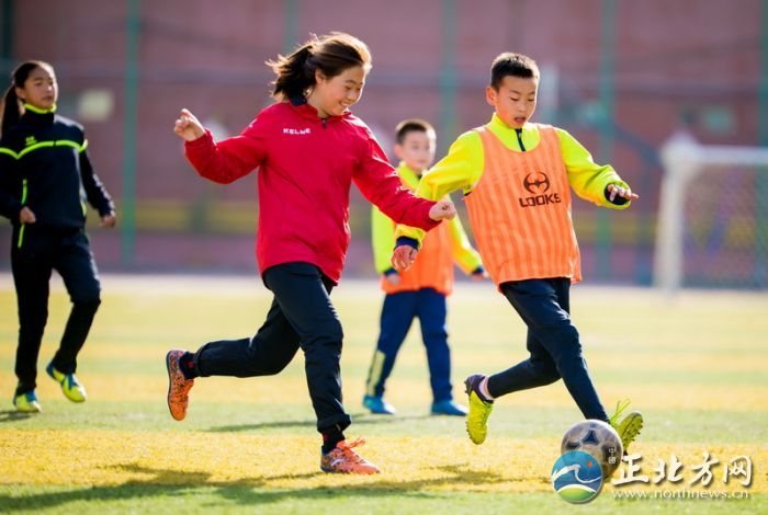 踢足球的女孩比赛,踢足球的快乐
