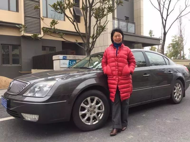 喜煞了！中国大妈外出旅游标准动作合辑！一招大雁南飞炫翻天！