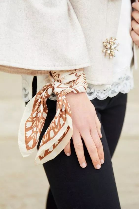 春天方丝巾怎么系好看,丝巾这样系简单时尚又清爽