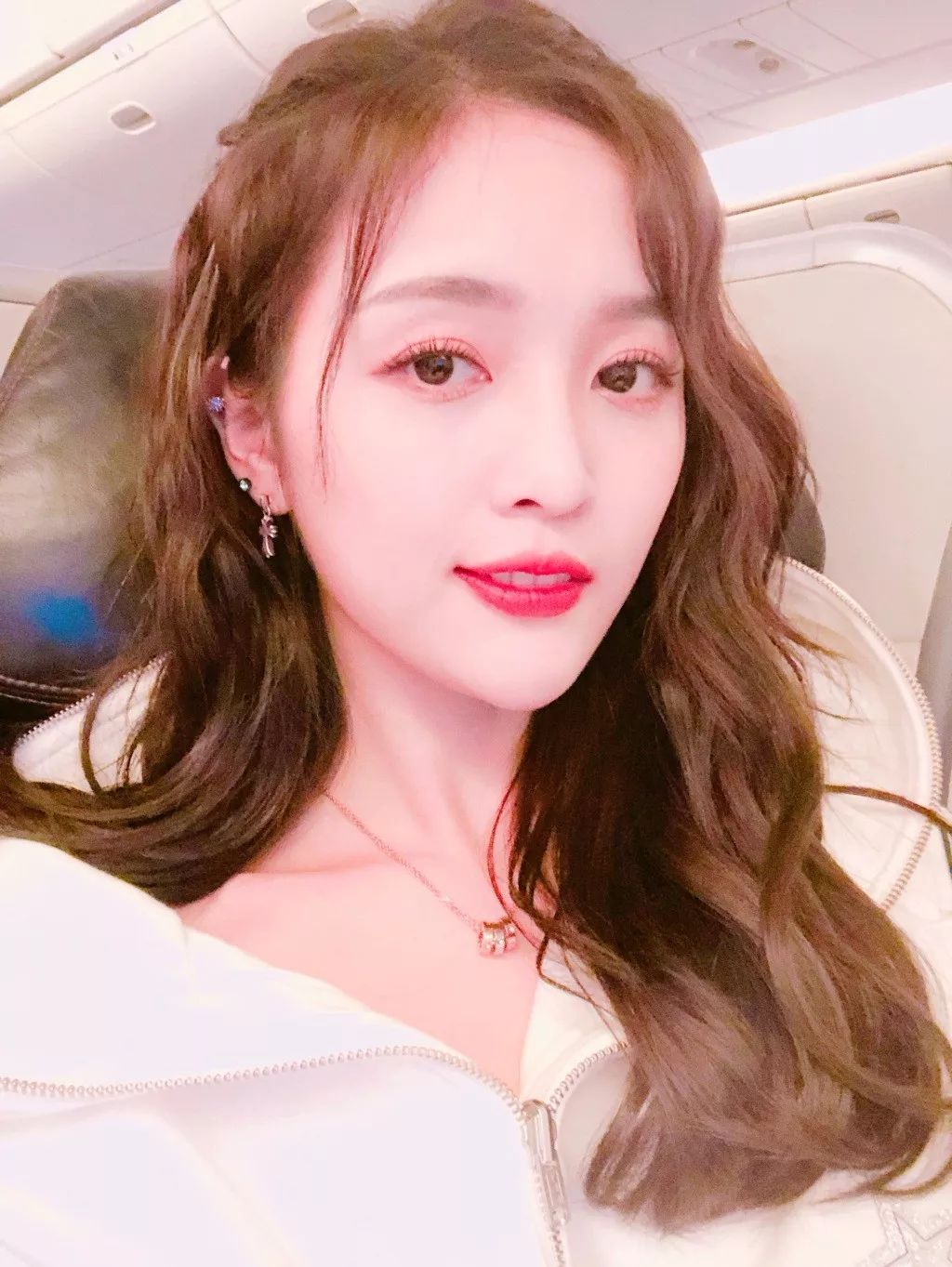 吴宣仪穿深v长裙,吴宣仪深v长裙