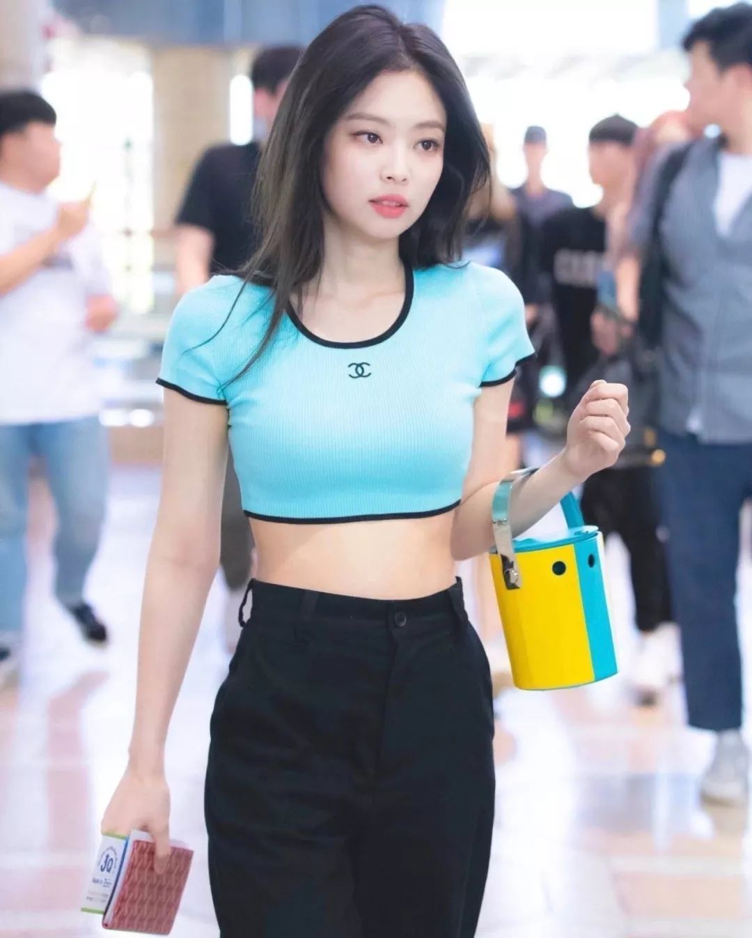 买假名牌的女孩,买假货的女生