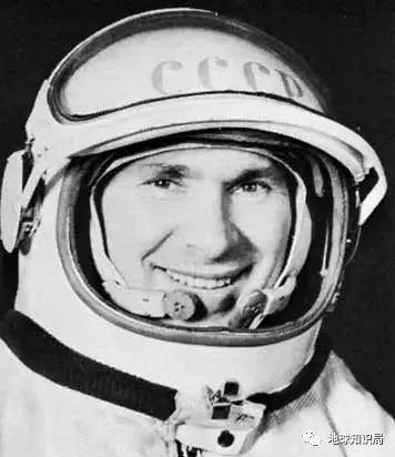 宇航员不小心掉进太空中,宇航员工作时不小心摔下太空