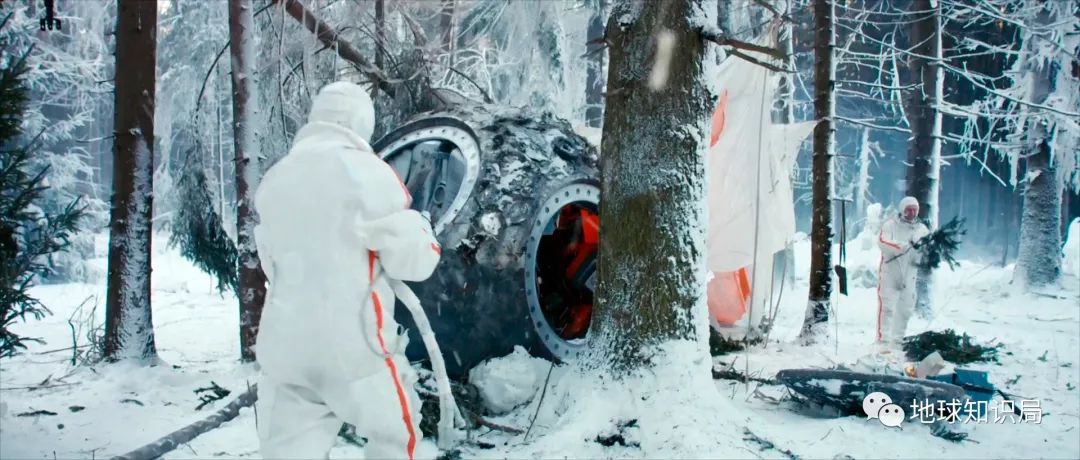 宇航员不小心掉进太空中,宇航员工作时不小心摔下太空