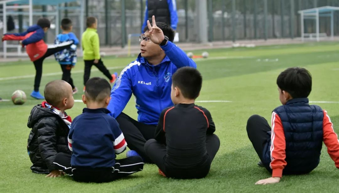 生日会的热闹没赶上？还有好戏！根伟送签名足球啦，来留言吧！