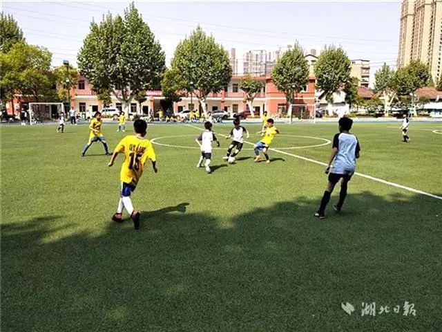 香港中小学生到内地学校交流,香港足球队来鲁港小学