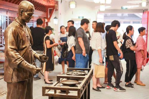 千斤龙虾山、10米巨型火锅，还有百人披萨挑战赛等你来战！这个五一让你嗨玩个够！