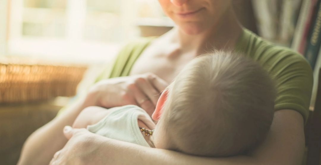 哪种情况下不应该坚持母乳喂养,各种情况下暂停母乳喂养