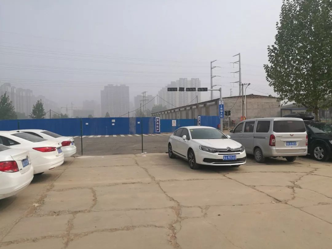 路上被违停车辆挡住出口怎么办,红绿灯路口中间停车怎么处理