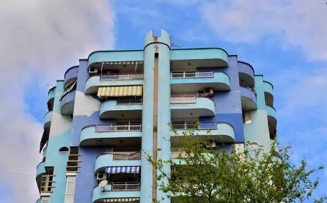 画家改行当总理，只做“面子工程”，却靠刷墙拯救了他的国家