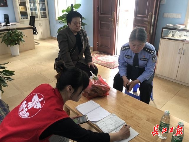 居民购物不出社区享便利，“王群工作室”变身“网购驿站”