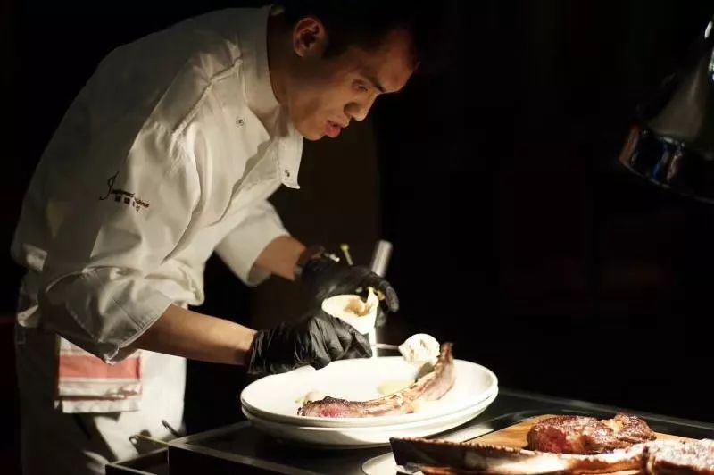 在重庆之巅，住云端奢居吃米其林大餐，刷新山城奢华新高度！