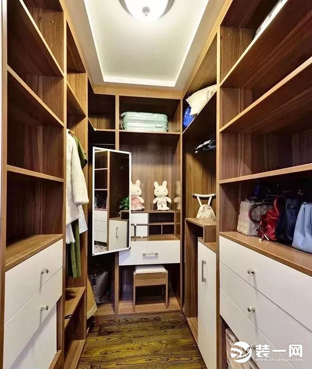 小姨家的美式风格装修太赞了，衣帽间衣柜定制真实用！
