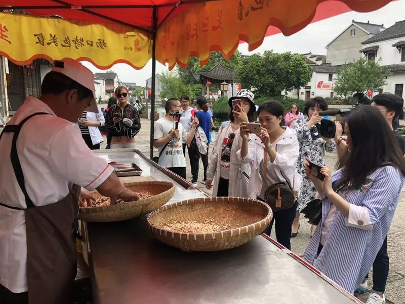 记者采访现场践行四力,践行四力致敬记者