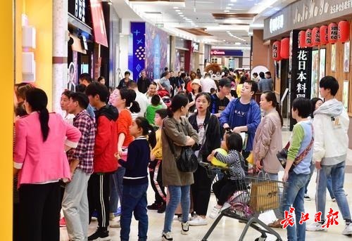 今天武汉汉街人多吗,五一节汉街人山人海