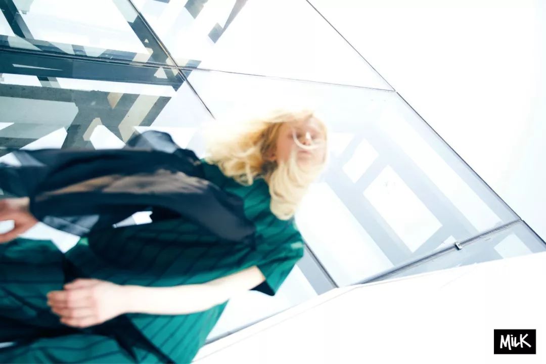 百褶裙搭配老爹凉鞋,秋冬新款时尚拼接百褶裙