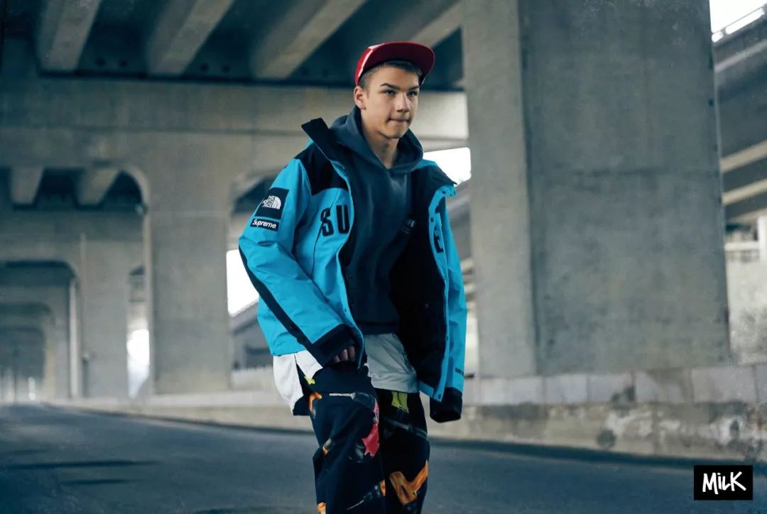 百褶裙搭配老爹凉鞋,秋冬新款时尚拼接百褶裙