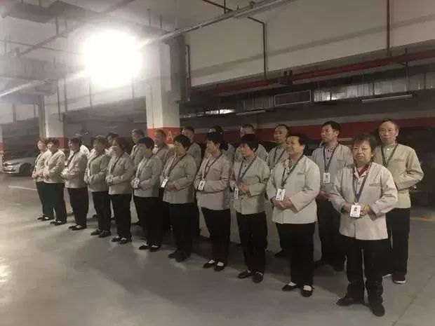 最强保洁工！坐拥8套房收租，兢兢业业天天收垃圾，只为…