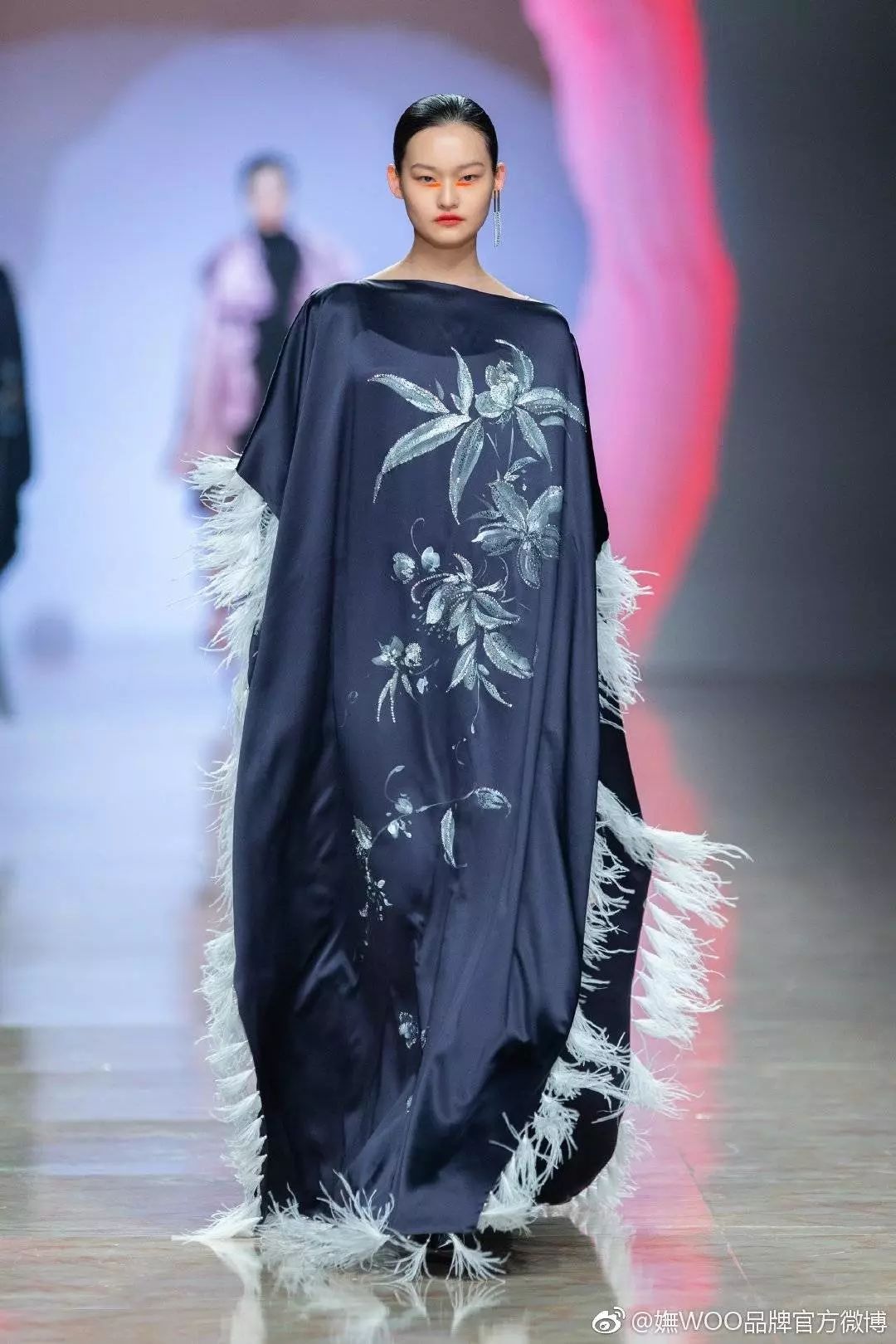 丝巾的各种造型女,一条丝巾美出万千风情