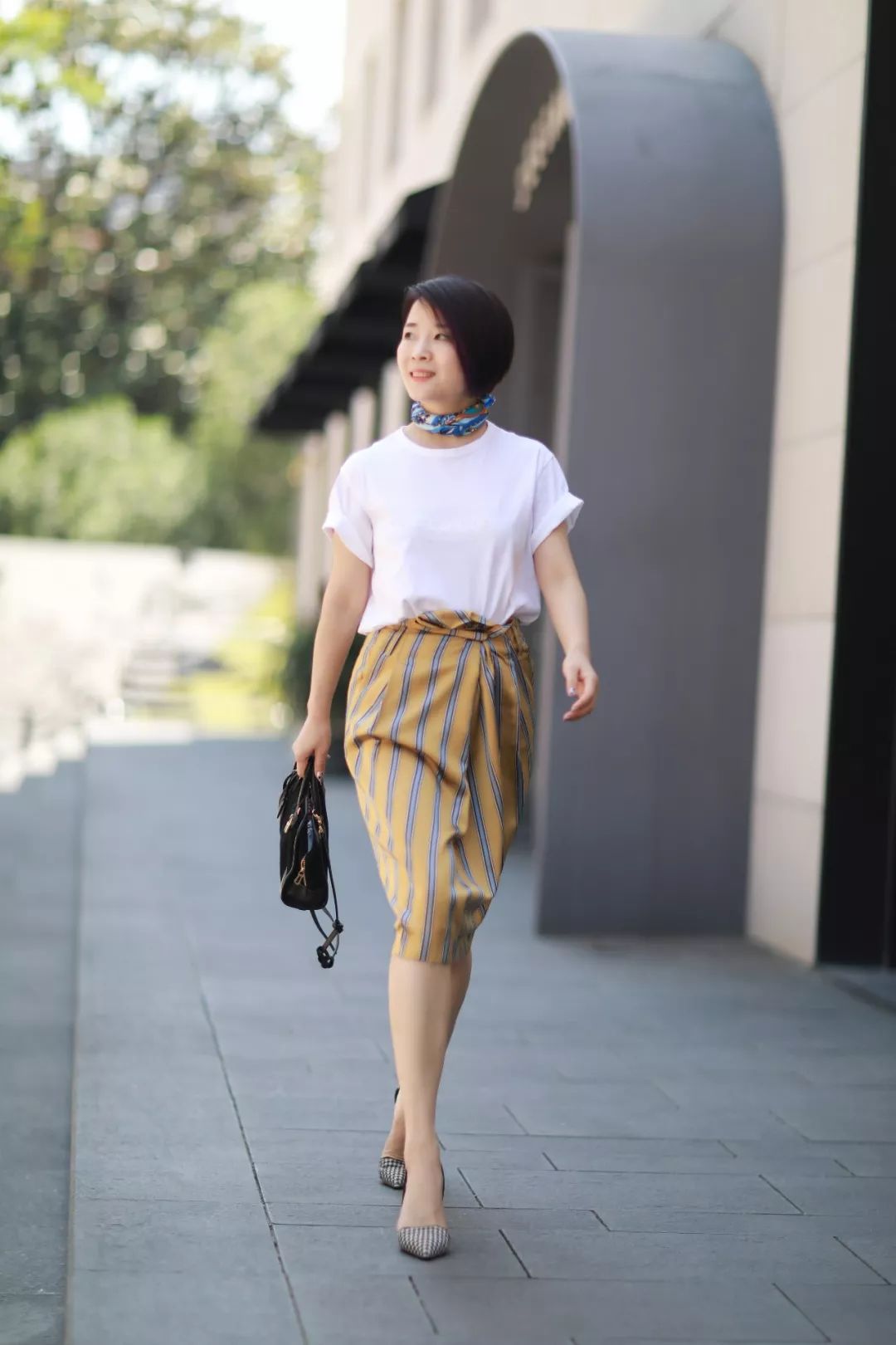 丝巾的各种造型女,一条丝巾美出万千风情