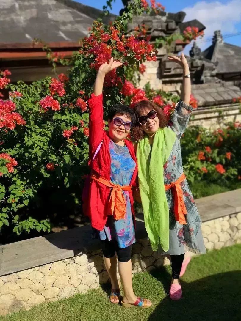 中国大妈旅游拍照标准动作视频,中国大妈拍照十大姿势