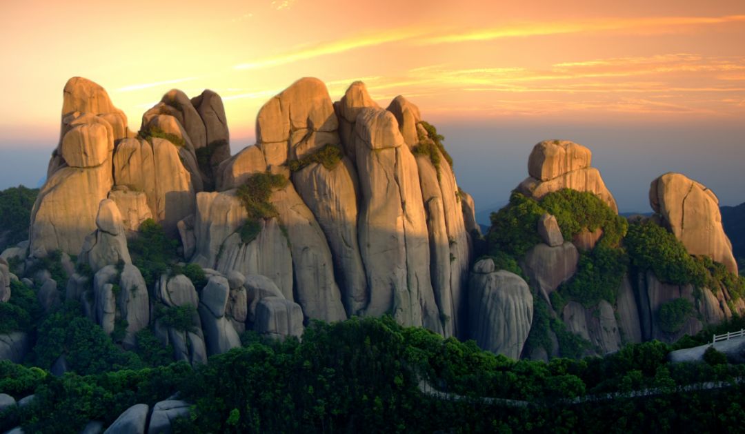 有海上天湖佛国仙都之美誉的城市,游玩一座神奇山