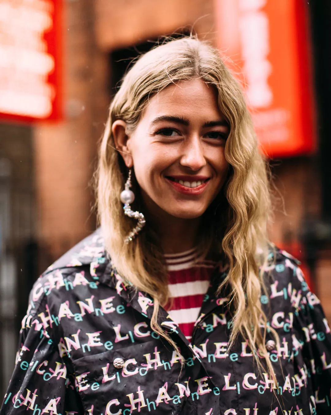 都在看MetGala的群魔乱舞,我却被哈卷的珍珠耳环给吸走!