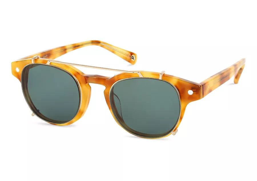 “诶？我的眼镜儿呢？”