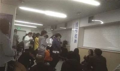 少则300多则1500元！南京这家三甲医院号贩子直接带患者进诊室