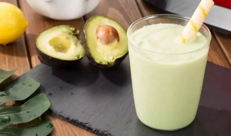 制作一杯很好喝的果汁,大家用榨汁杯榨好喝的果汁