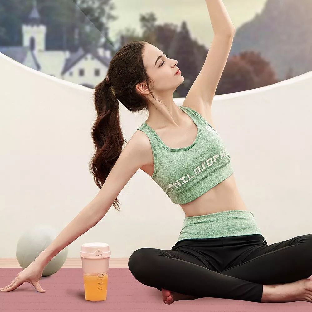 制作一杯很好喝的果汁,大家用榨汁杯榨好喝的果汁